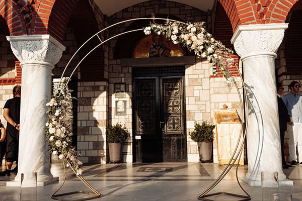 chic-summer-wedding-principal-hall-white-roses_10