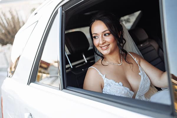 chic-summer-wedding-principal-hall-white-roses_12