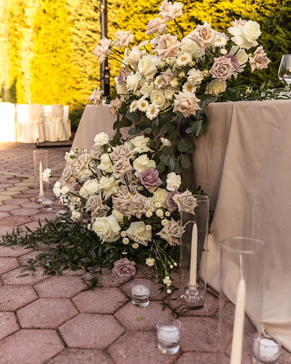 chic-summer-wedding-principal-hall-white-roses_21