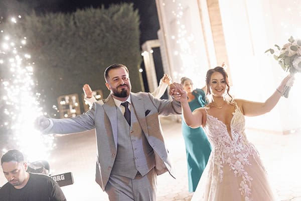 chic-summer-wedding-principal-hall-white-roses_26