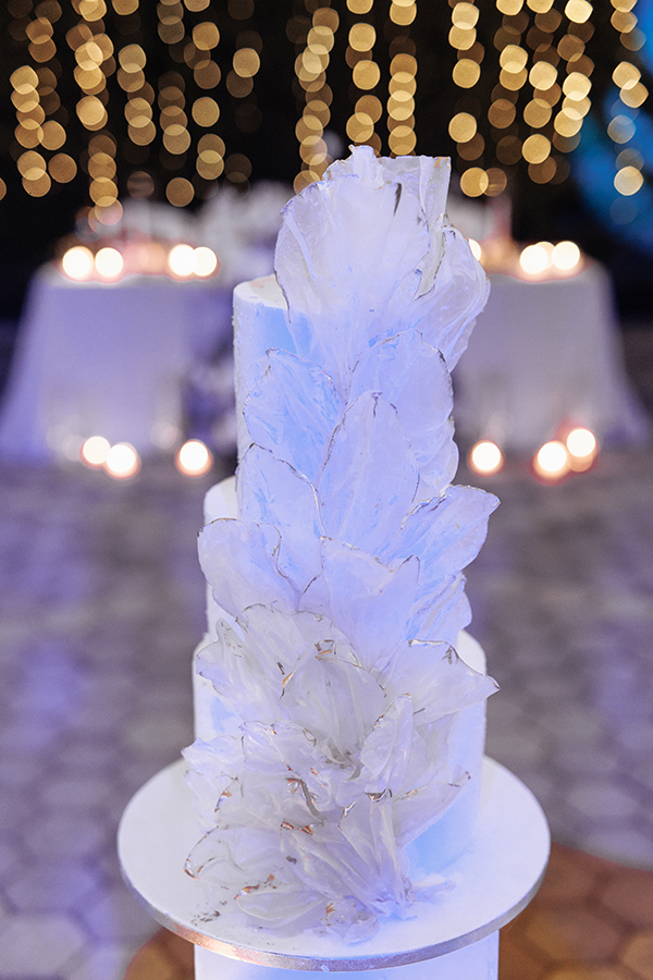 chic-summer-wedding-principal-hall-white-roses_27