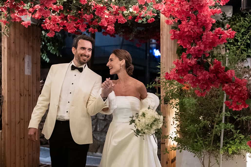 Φθινοπωρινός γάμος στη Ρόδο με λευκά λουλούδια | Ευγενία & Χρήστος