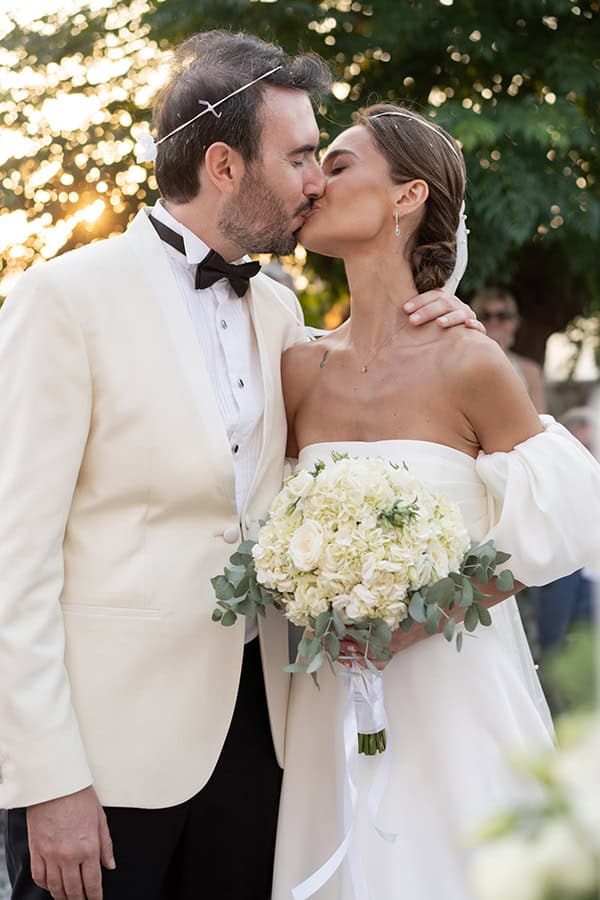 fall-wedding-rhodes-white-flowers_12