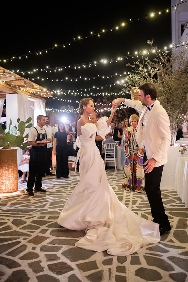 fall-wedding-rhodes-white-flowers_15