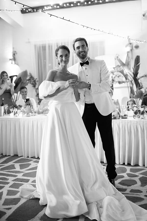 fall-wedding-rhodes-white-flowers_15x