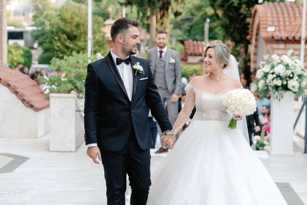 Chic φθινοπωρινός γάμος στη Θεσσαλονίκη με λευκά λουλούδια | Δανάη & Κώστας