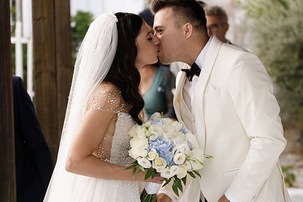 lovely-summer-wedding-evia-baby-blue-hydrangeas_09