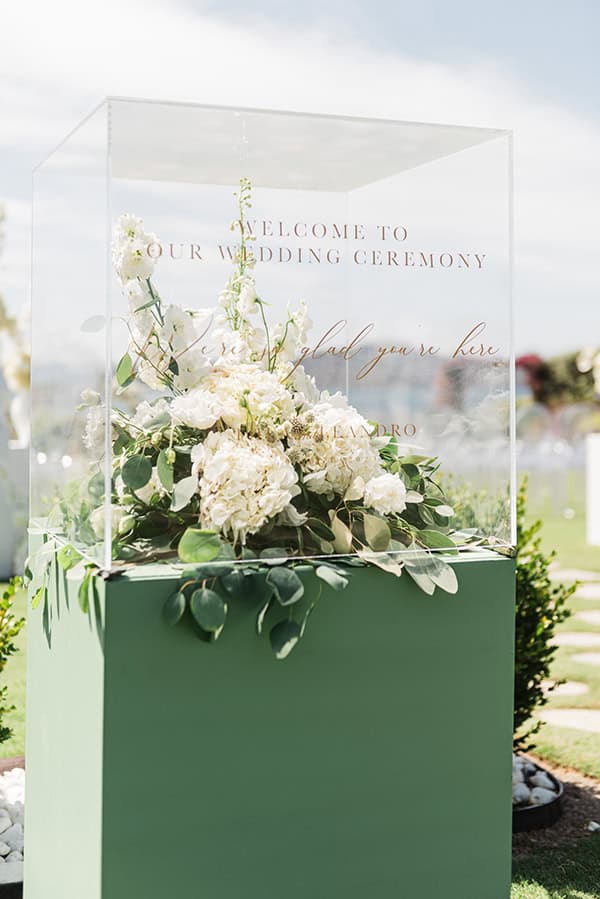 mmer-destination-weddin-sea-view-by-en-kipo-white-flowers_05x