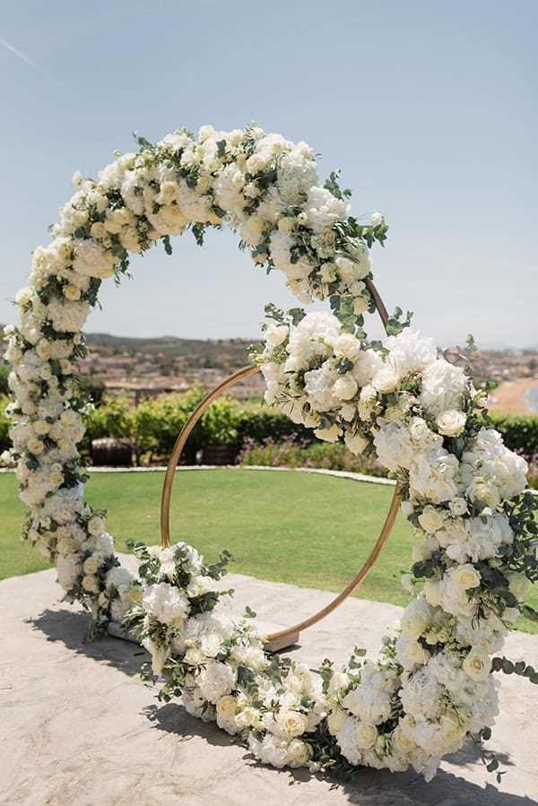 mmer-destination-weddin-sea-view-by-en-kipo-white-flowers_05z
