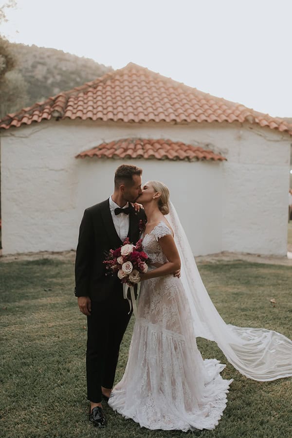 modern-fall-wedding-burgundy-black-hues_01