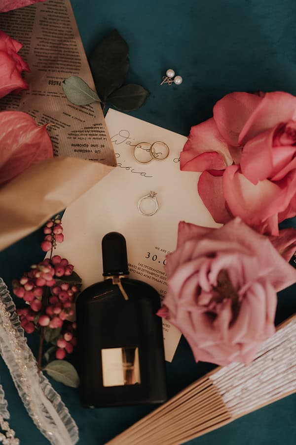 modern-fall-wedding-burgundy-black-hues_01x