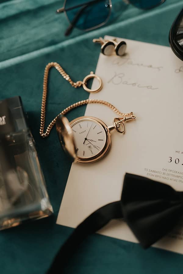 modern-fall-wedding-burgundy-black-hues_02