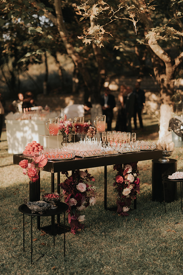 modern-fall-wedding-burgundy-black-hues_07