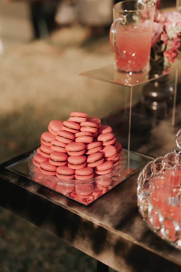 modern-fall-wedding-burgundy-black-hues_08