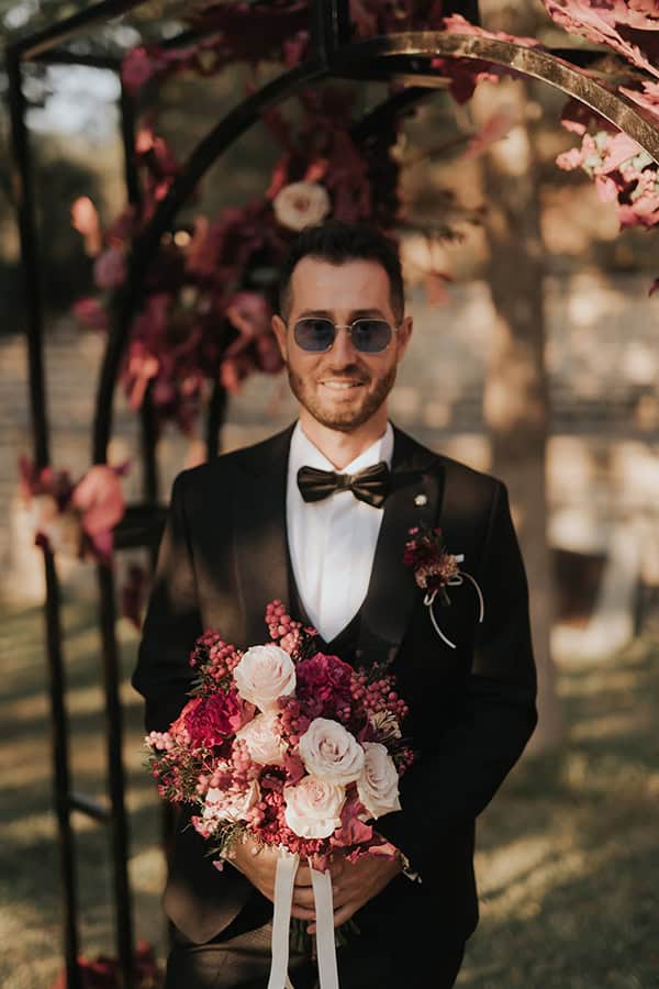 modern-fall-wedding-burgundy-black-hues_09