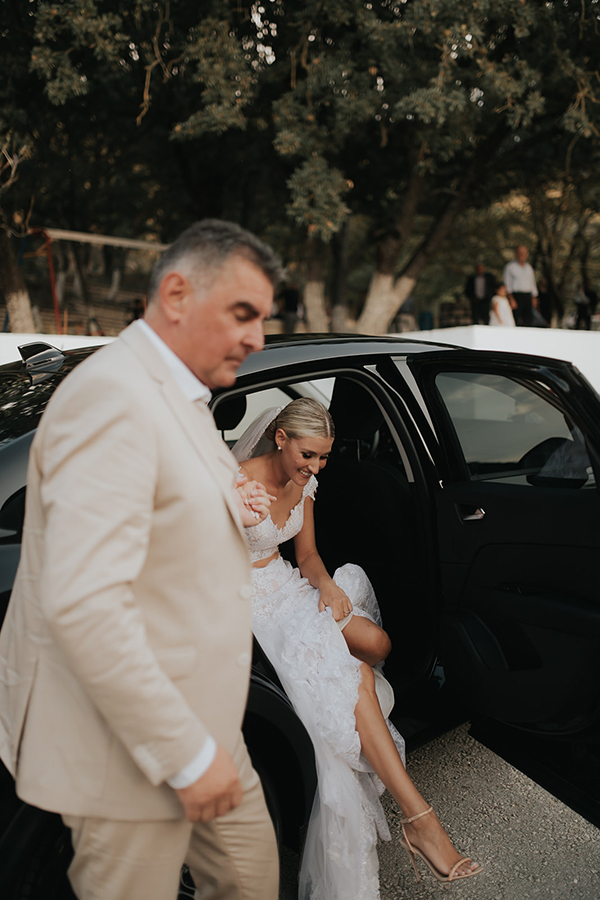 modern-fall-wedding-burgundy-black-hues_12