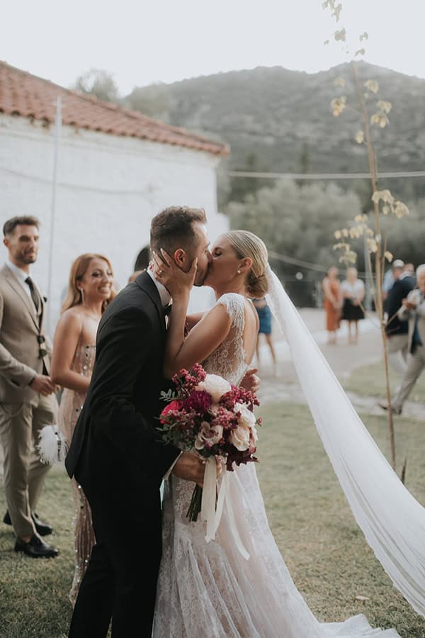 modern-fall-wedding-burgundy-black-hues_14