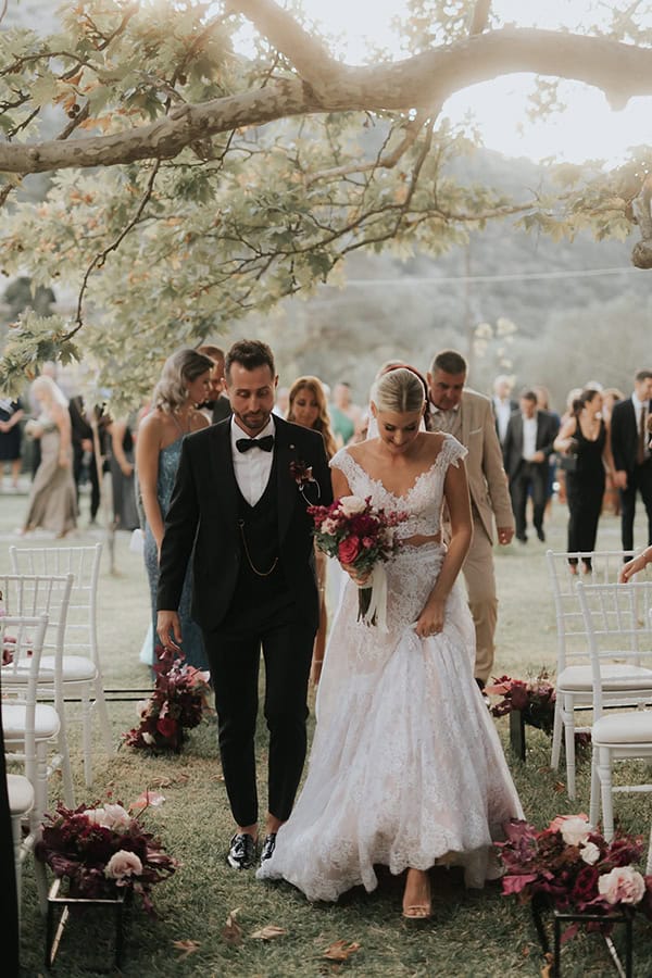 modern-fall-wedding-burgundy-black-hues_15