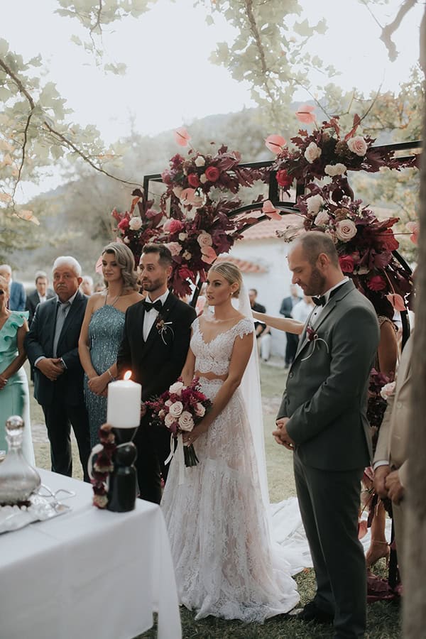 modern-fall-wedding-burgundy-black-hues_17