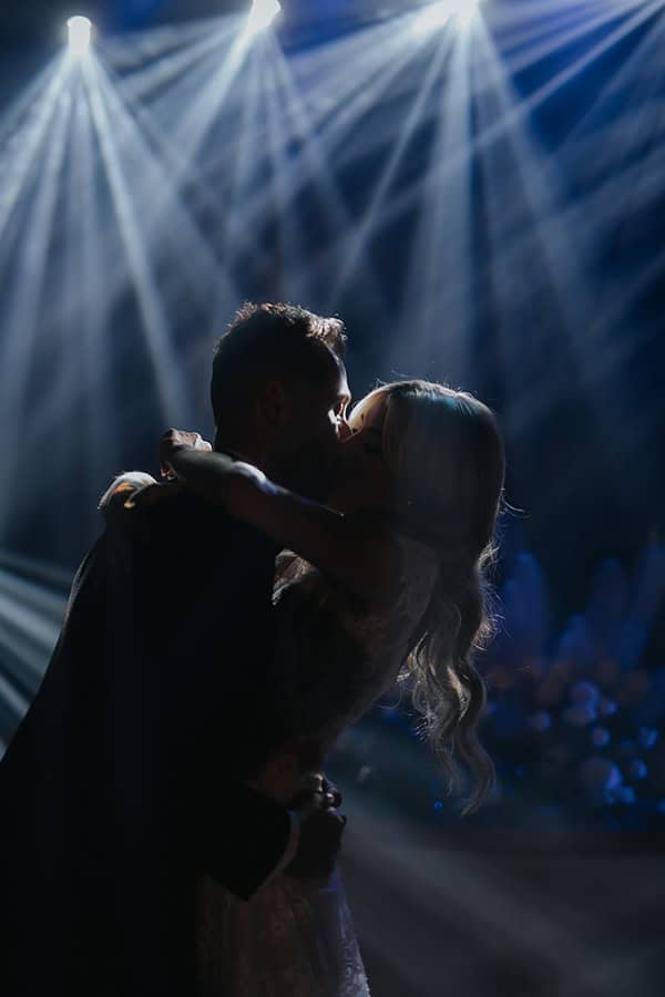 modern-fall-wedding-burgundy-black-hues_22