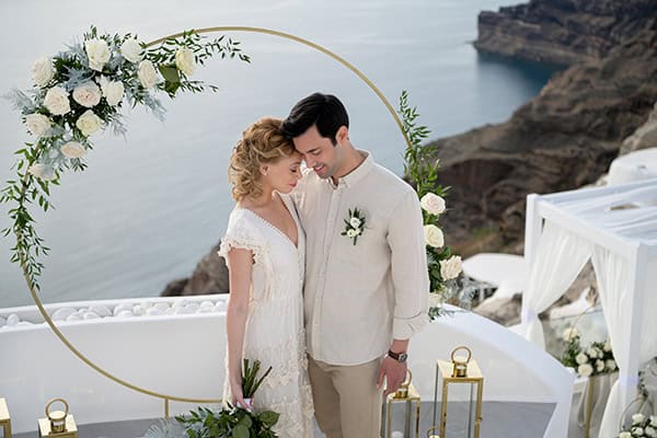 Ειδυλλιακό styled shoot στη Σαντορίνη με λευκά λουλούδια