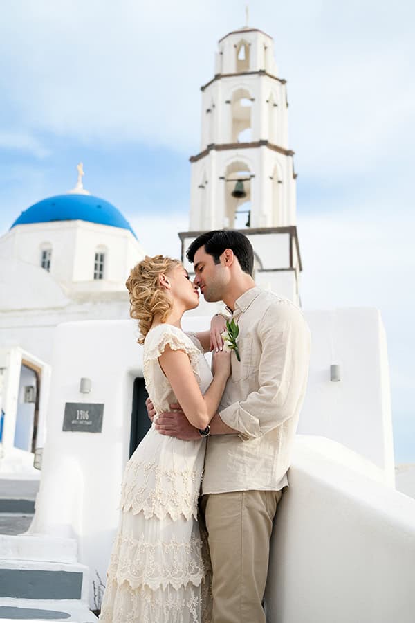 styled-shoot-santorini-white-flowers_01