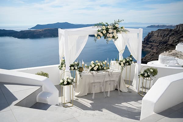 styled-shoot-santorini-white-flowers_04