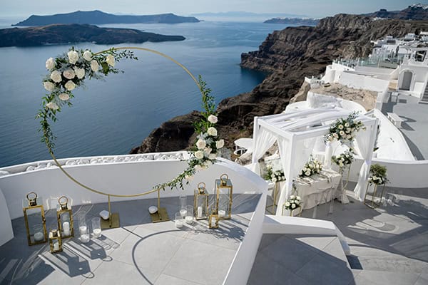 styled-shoot-santorini-white-flowers_05