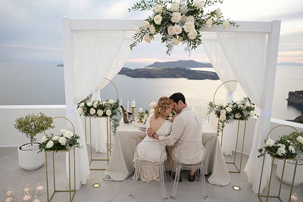 styled-shoot-santorini-white-flowers_10