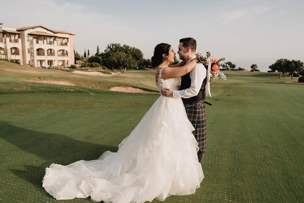 Όμορφος καλοκαιρινός γάμος στo Aphrodite Hills με peach αποχρώσεις | Ελένη & Matthew