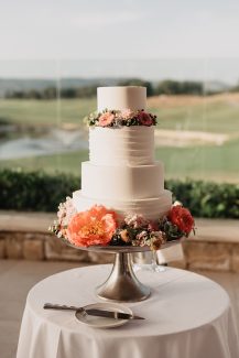 All white τούρτα γάμου με παιώνιες