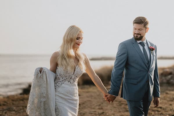 destination-fall-wedding-athens-fucshia-flowers_01