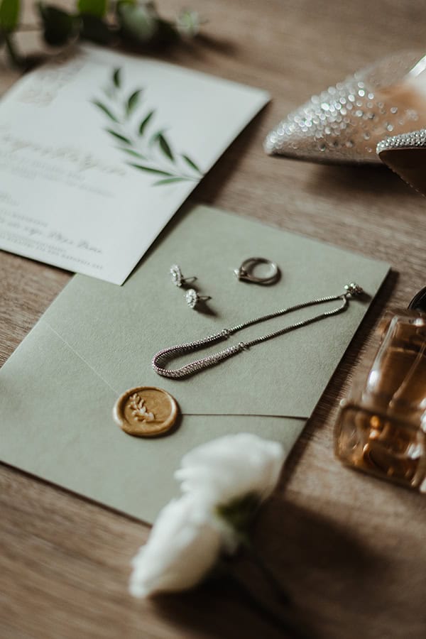 elegant-wedding-with-white-blooms_05