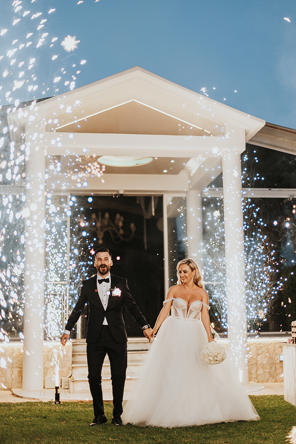 elegant-wedding-with-white-blooms_25