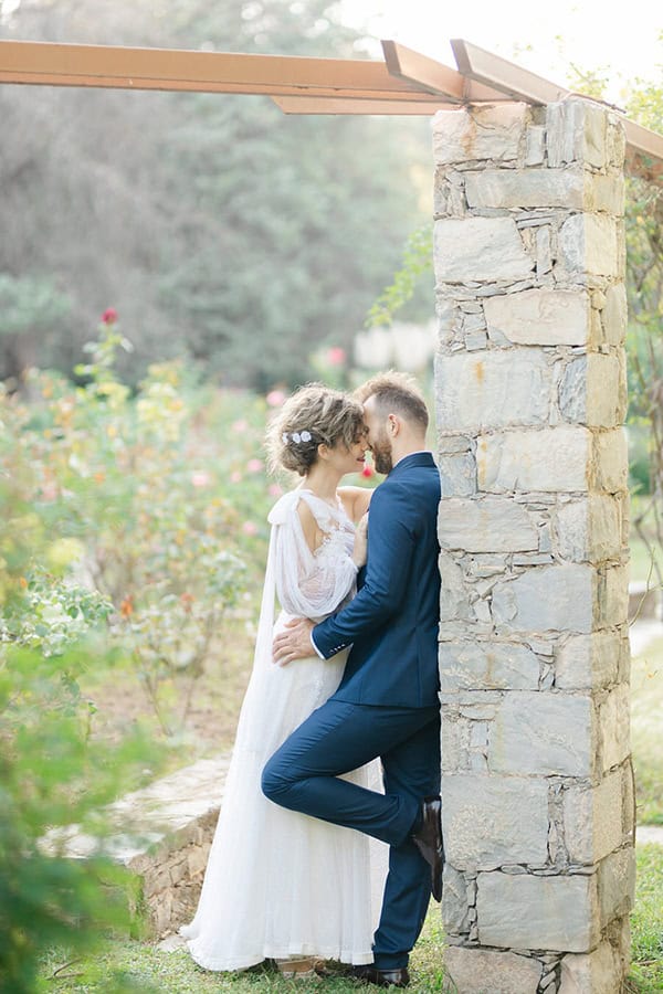 fall-wedding-athens-dark-blue-hues_03