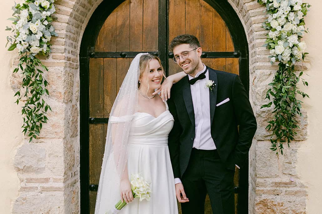 Όμορφος φθινοπωρινός γάμος στο Μουσείο Οίνου με λευκά άνθη | Κωνσταντίνα & Γιώργος