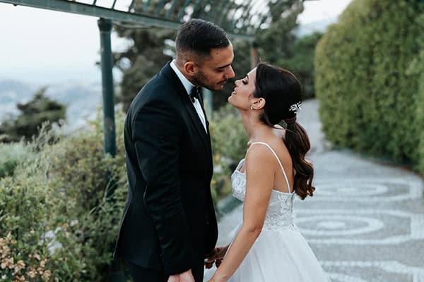 Ρομαντικός φθινοπωρινός γάμος στη Σύρο με λευκά λουλούδια και ελιά | Ευαγγελία & Χάρης