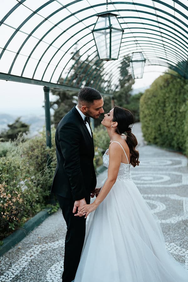 fall-wedding-syros-white-flowers-olive_03