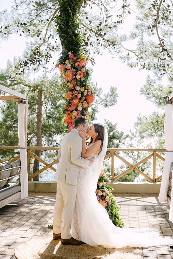 gorgeous-destination-wedding-kefalonia-colorful-flowers_18