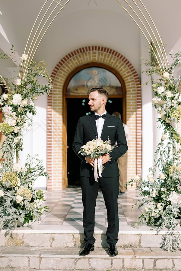 romantic-fall-wedding-white-flowers_08x