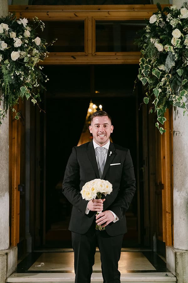 romantic-winter-wedding-patras-lush-flowers_16