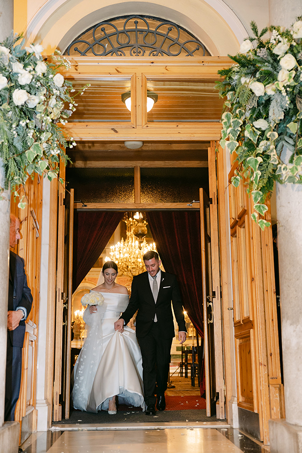 romantic-winter-wedding-patras-lush-flowers_23