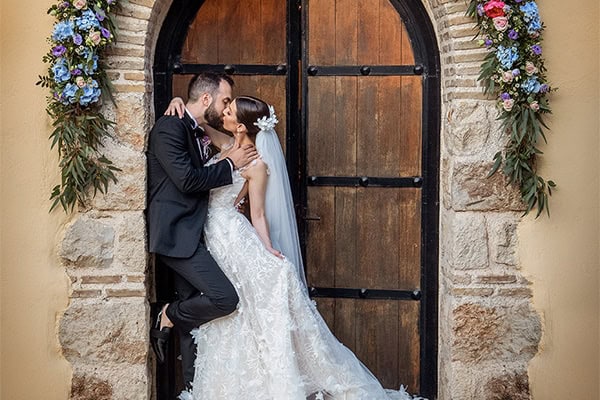 Καλοκαιρινός γάμος με πολύχρωμα λουλούδια στο Μουσείο Οίνου | Νότα & Κωνσταντίνος