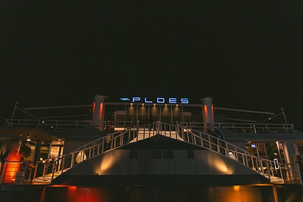 summer-wedding-ploes-white-flowers_12