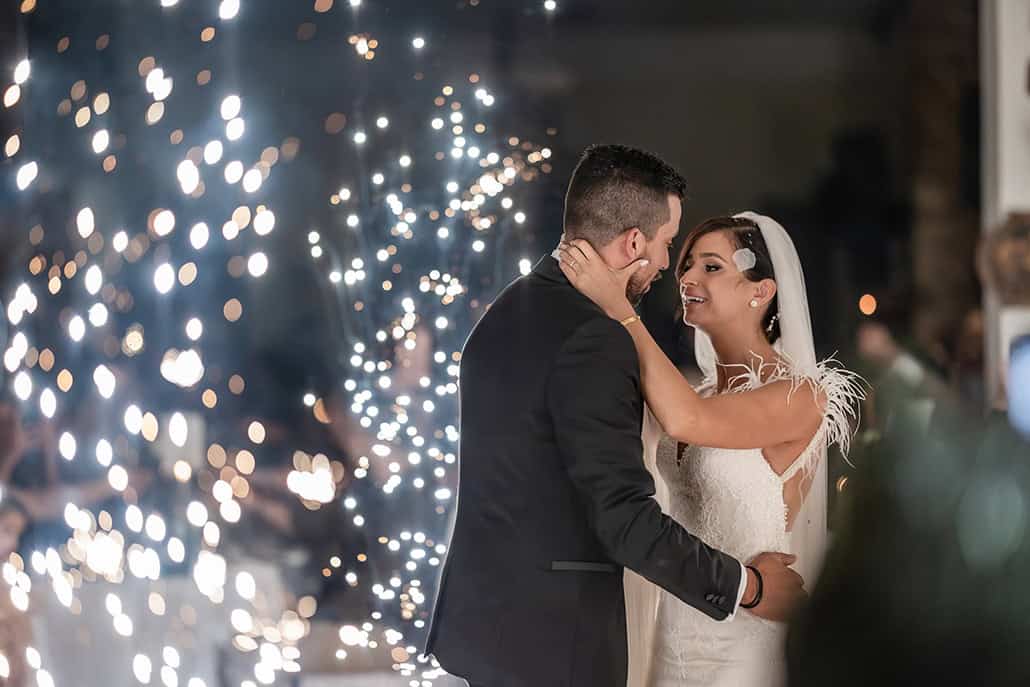 Όμορφος γάμος στη Νάξο με φύλλα ελιάς και λευκά τριαντάφυλλα  | Αλεξάνδρα & Στέφανος