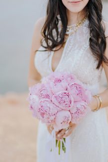 Ροζ νυφική ανθοδέσμη με παιώνιες