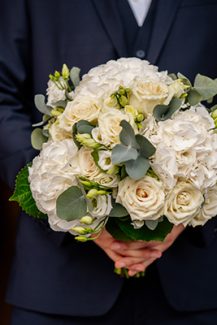 Ρομαντικό νυφικό μπουκέτο με ιβουάρ τριαντάφυλλα και άσπρες ορτανσίες