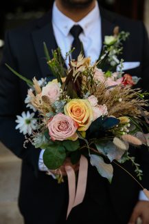 Όμορφο νυφικό μπουκέτο με πληθώρα λουλουδιών