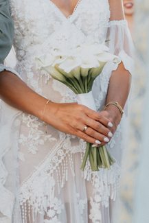 Όμορφη νυφική ανθοδέσμη με λευκές κάλλες