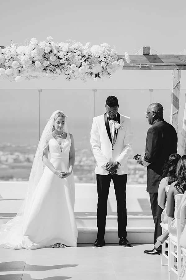 gorgeous-wedding-santorini-white-roses-hydrangeas_11